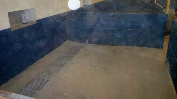 Для удобства уборки решетчатый пол можно сделать в одном месте