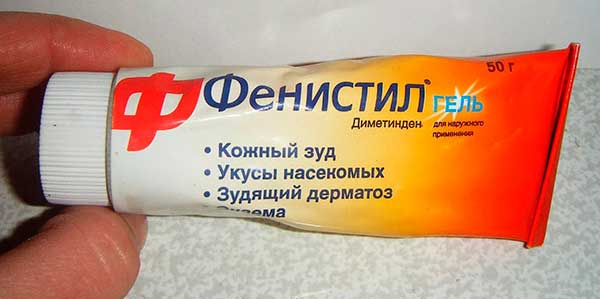 Опрыскивание места укуса постельного клопа гелевой мазью Fenistil 