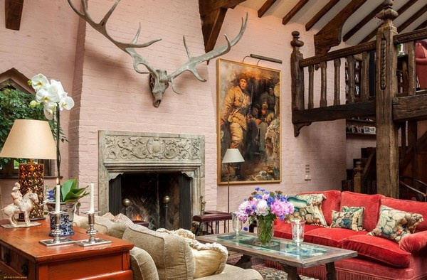 оленьи рога над камином