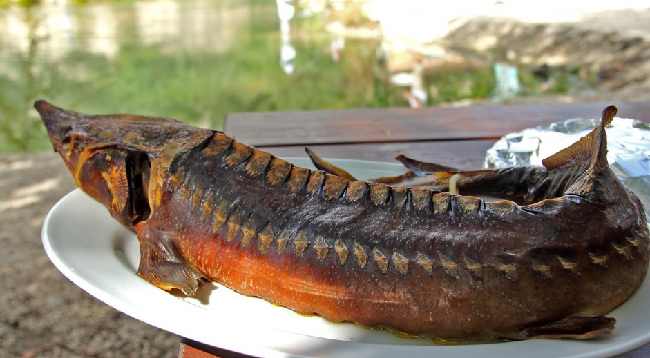 целая запеченная рыба