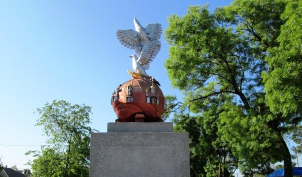Памятник голубям в Вилково